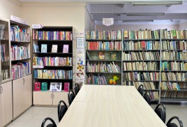 Читальный зал библиотеки. Уютное пространство с книгами и журналами.